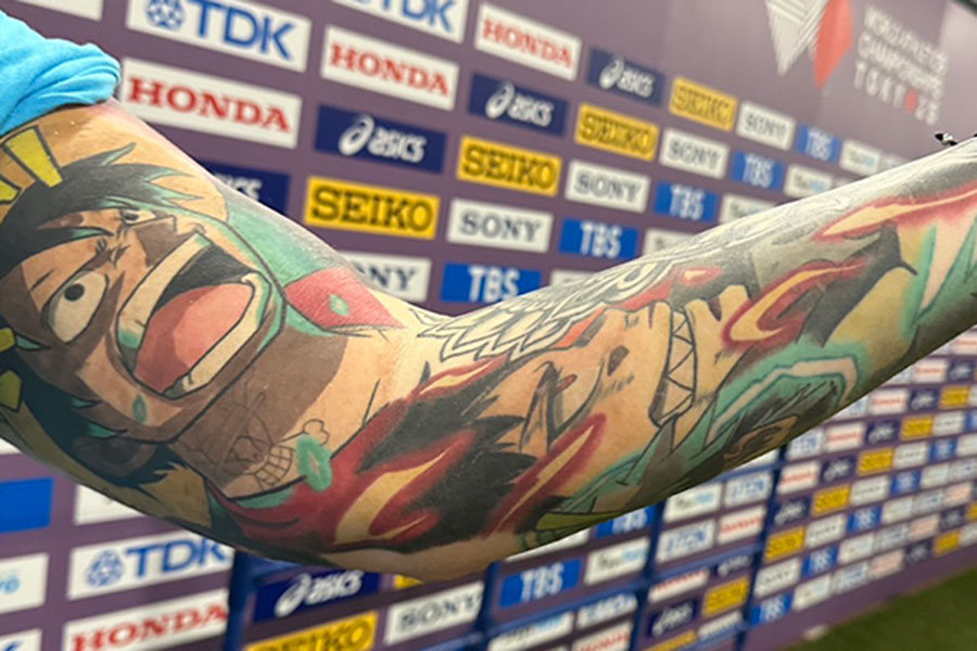 ジャクソンの腕には「ワンピース」のルフィや「炎炎ノ消防隊」の・森羅日下部などが描かれている【写真:編集部】