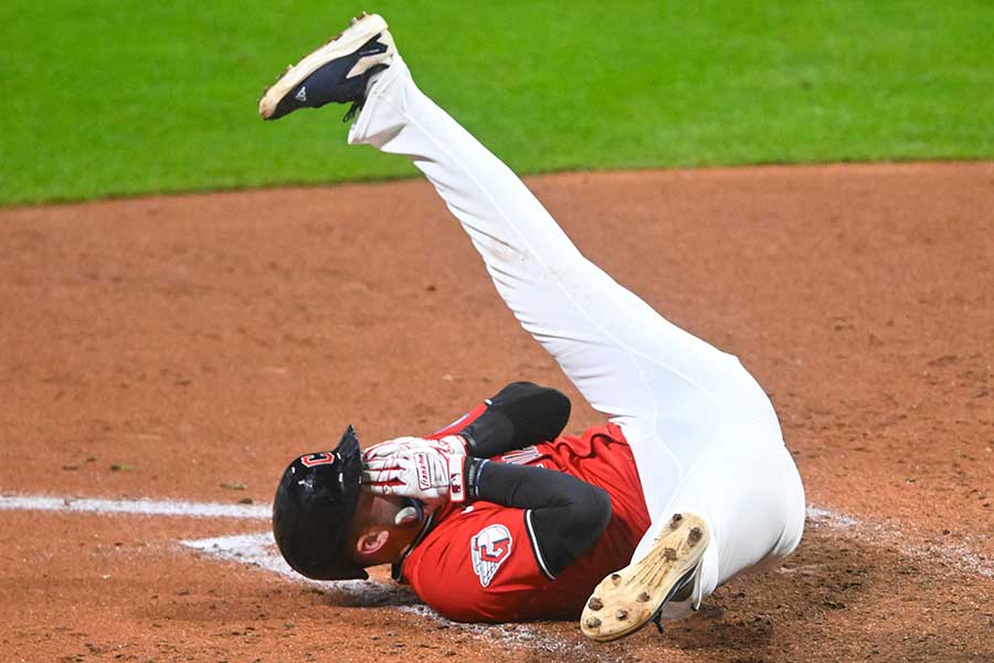 顔面に球が直撃して倒れ込むガーディアンズのデビッド・フライ【写真：ロイター】