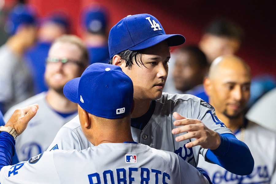 デーブ・ロバーツ監督（手前）と抱き合う大谷翔平【写真：ロイター】