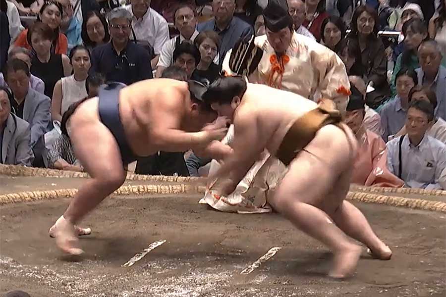 王鵬と玉鷲の取組で客席に注目（画像はABEMA大相撲Xのスクリーンショット）