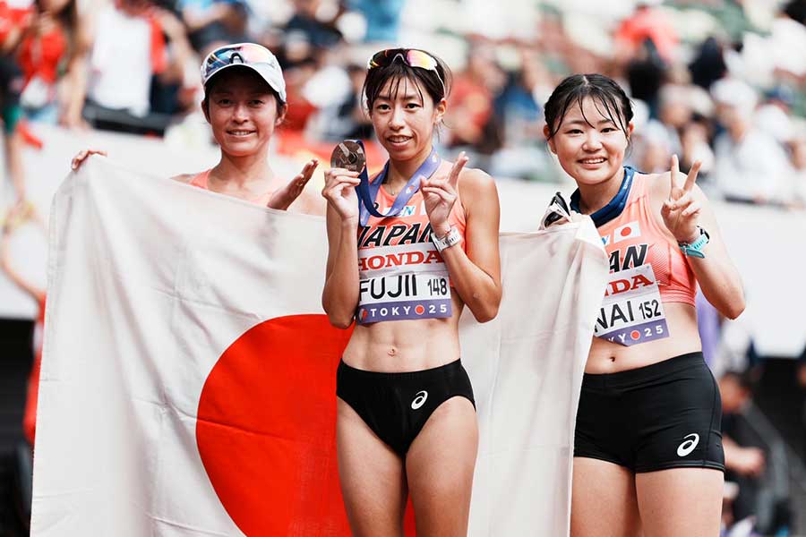 女子20キロ競歩で銅メダルを獲得した藤井菜々子（中央）【写真：中戸川知世】