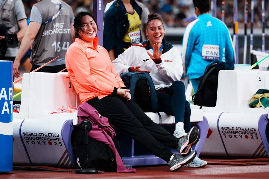 失意に暮れる北口榛花を笑顔で優しく励ましたアドリアナ・ビラゴシュ(右)【写真:中戸川知世】