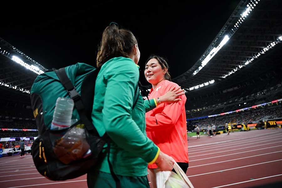 一足先に引き揚げる際に北口に声を掛けたマッケンジー・リトル(左)【写真:中戸川知世】