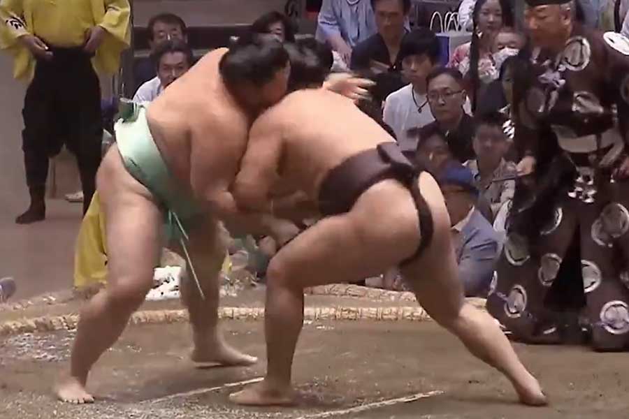王鵬と玉鷲の取組で客席に注目(画像はABEMA大相撲Xのスクリーンショット)