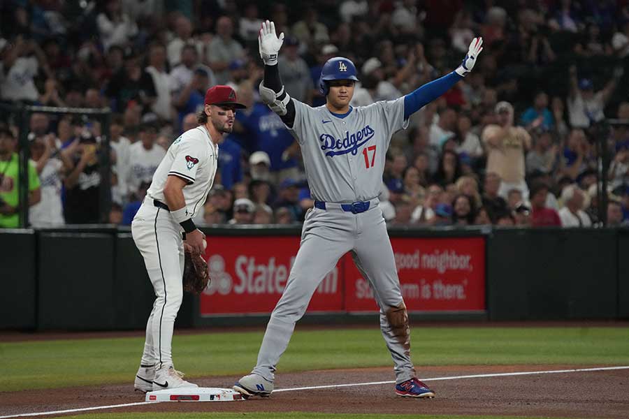 三塁打を放ったドジャースの大谷翔平（右）【写真：ロイター】