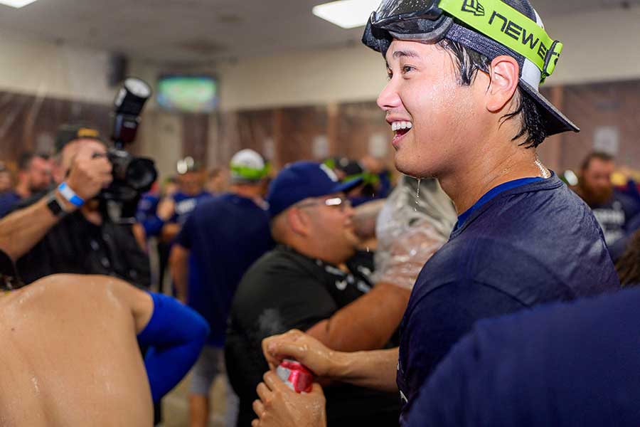 シャンパンファイトで仲間と歓喜するドジャースの大谷翔平【写真：ロイター】