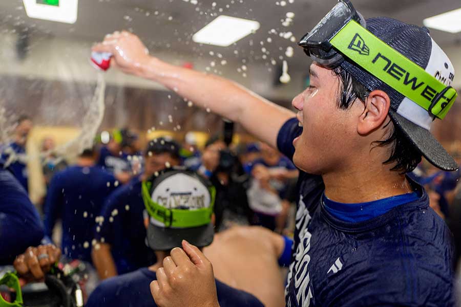 シャンパンファイトを楽しむドジャースの大谷翔平【写真：ロイター】