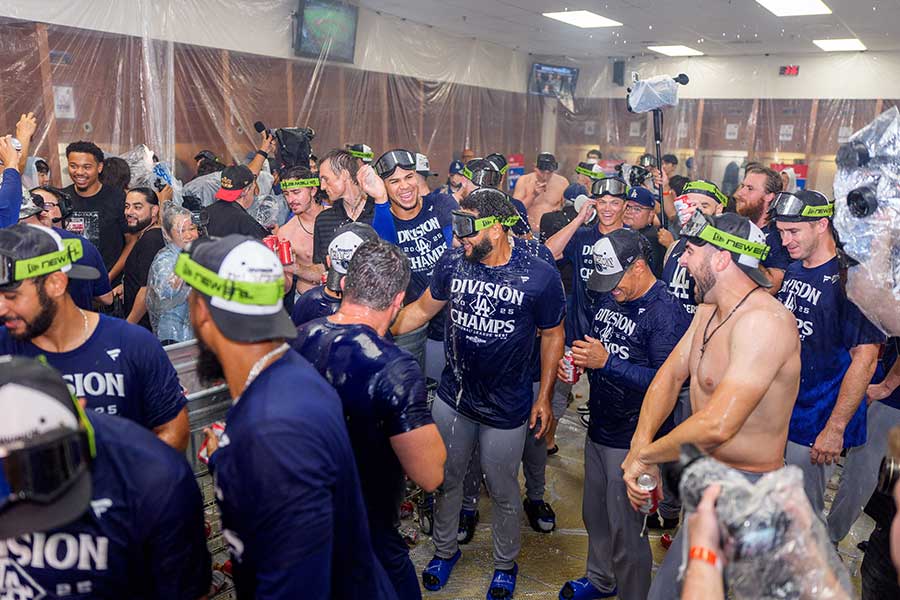 4年連続のナ・リーグ西地区優勝を決めてシャンパンファイトで盛り上がるドジャースナイン【写真：ロイター】