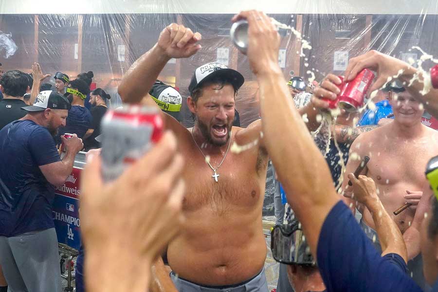 シャンパンファイトを楽しむクレイトン・カーショー【写真：AP/アフロ】