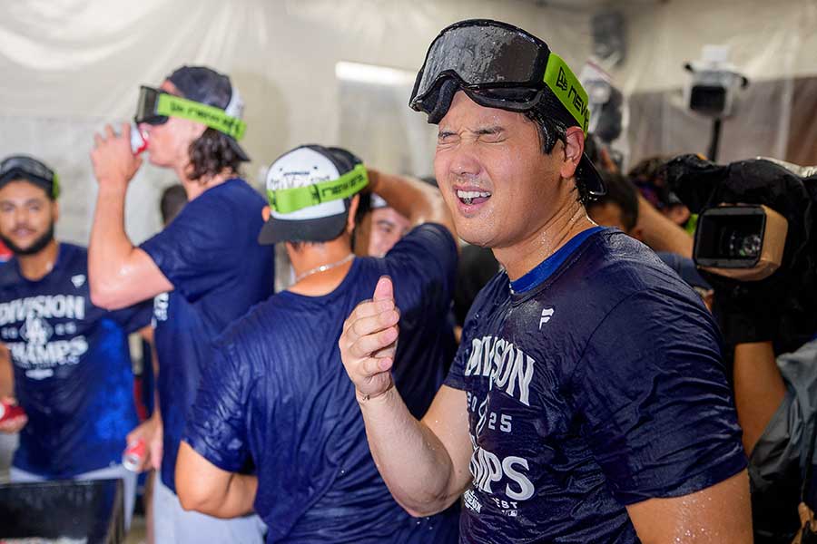シャンパンファイトで仲間と歓喜するドジャースの大谷翔平【写真:ロイター】