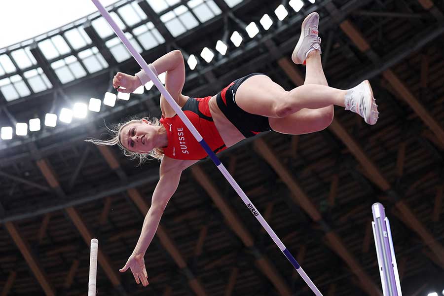 女子棒高跳びで5位入賞したアンジェリカ・モザー【写真：ロイター】