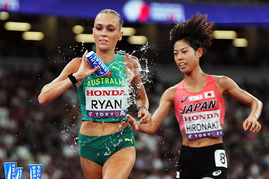 女子1万メートルに出場したローレン・ライアン（左）、右は日本の廣中璃梨佳【写真：ロイター】