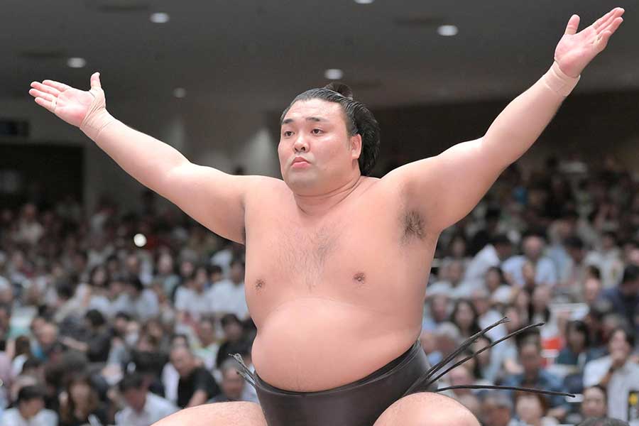 大相撲秋場所、土俵にあがった霧島【写真：スポーツ報知/アフロ】