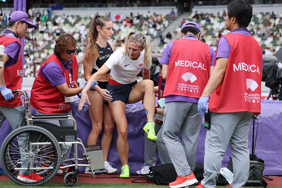 左足首を負傷して退場したモリー・コードリー【写真：ロイター】