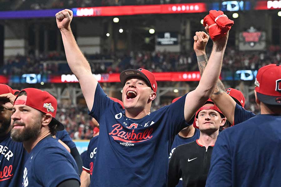 プレーオフ進出を決めて歓喜するガーディアンズナイン【写真：ロイター】