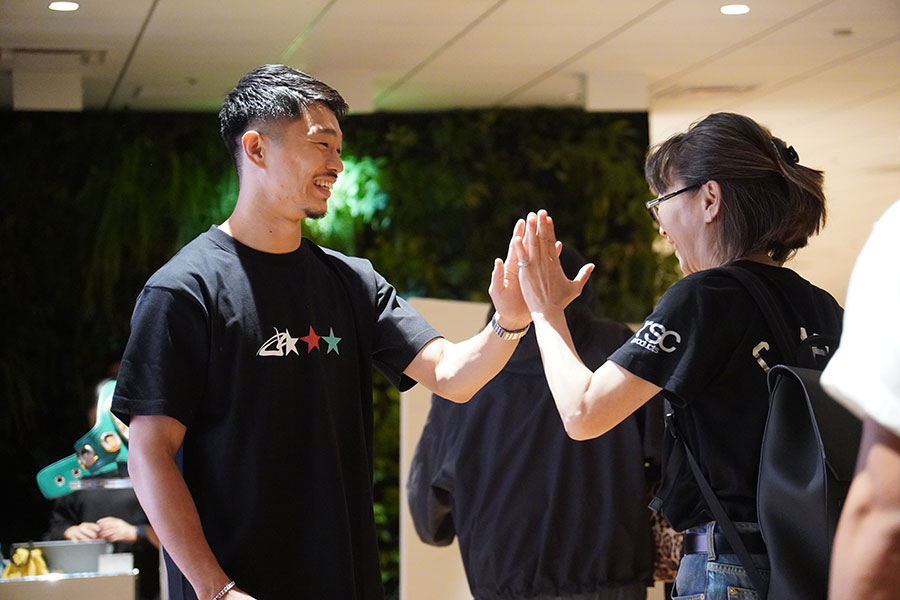 トークショーに集まったファン200人とハイタッチを交わす中谷潤人（左）【写真：澤田直人】
