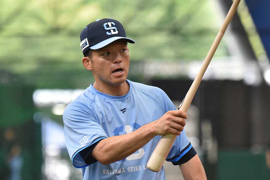 試合前のグラウンドを動き回る大引コーチ【写真：羽鳥慶太】