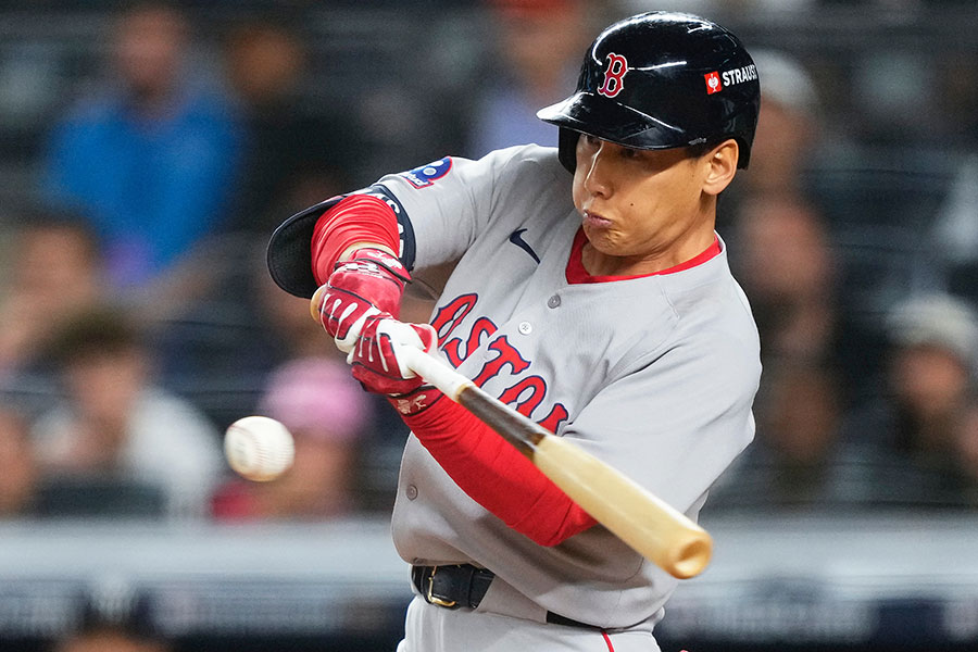 逆転の2点適時打を放ったレッドソックスの吉田正尚【写真：AP/アフロ】