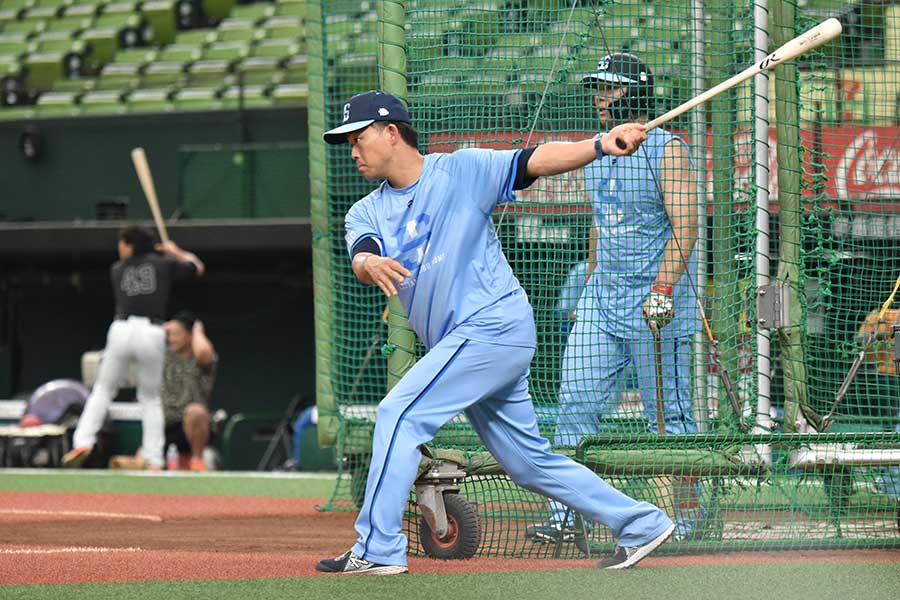 ノックを打つのも、試合前にコンディションを整えさせる一環だ【写真:羽鳥慶太】
