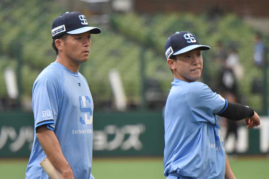選手を「回路」がつながる瞬間に導きたいという大引コーチ(右は滝澤)【写真:羽鳥慶太】