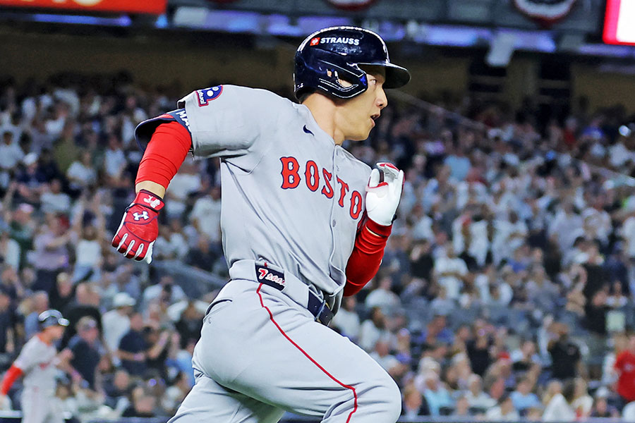 逆転の2点適時打を放ったレッドソックスの吉田正尚【写真：ロイター】