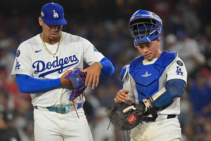 レッズ戦で登板したエンリケス（左）【写真：ロイター】