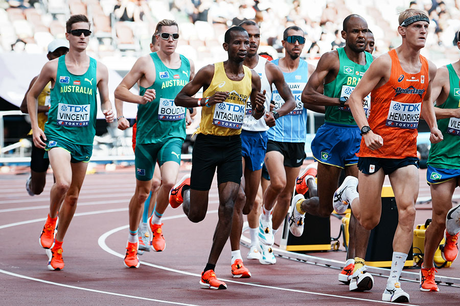 男子マラソンで39位と奮闘したキルフラ・エマニュエル・ンタグンガ（中央）【写真：中戸川知世】