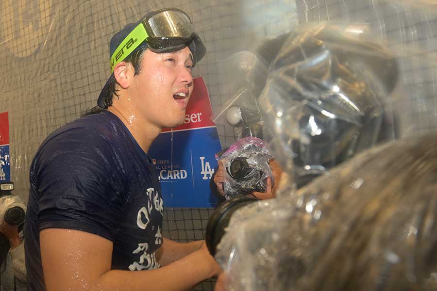 シャンパンファイトでずぶ濡れになるドジャースの大谷翔平【写真:Imagn/ロイター/アフロ】
