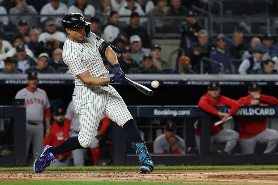 レッドソックス戦で二塁打を放つヤンキースのジャンカルロ・スタントン【写真：ロイター】