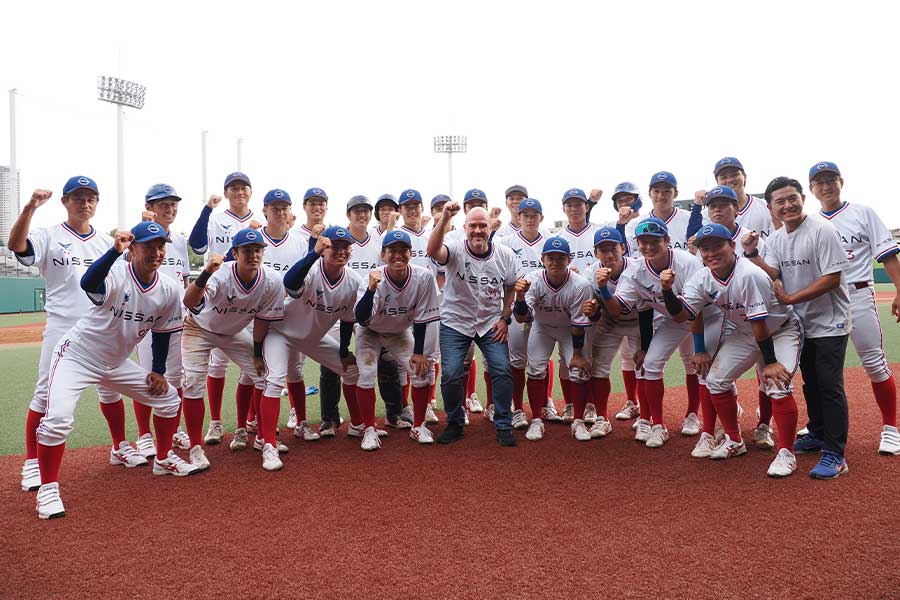 スタンドで声を張り上げたエスピノーサ社長は、ナインと写真に納まった【写真：羽鳥慶太】