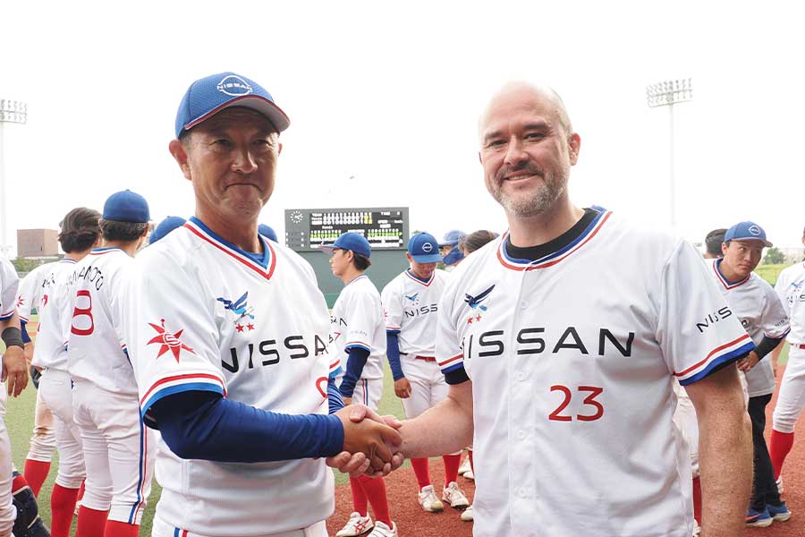 ユニホーム姿のエスピノーサ社長（右）は伊藤監督（左）と握手【写真：羽鳥慶太】