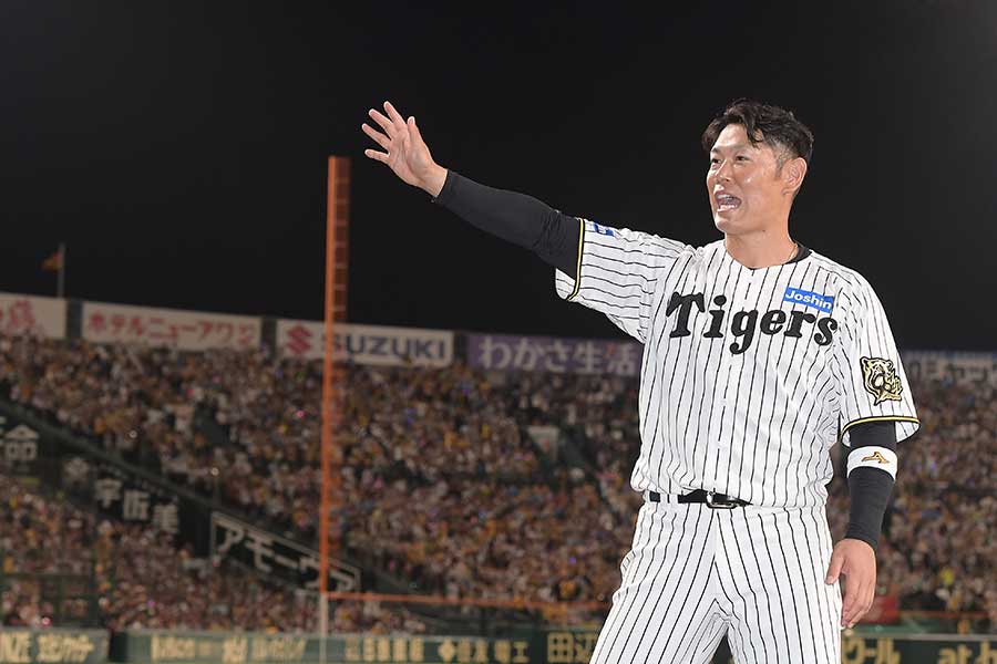 引退セレモニーでファンに手を振る、阪神・原口文仁【写真：産経新聞社】