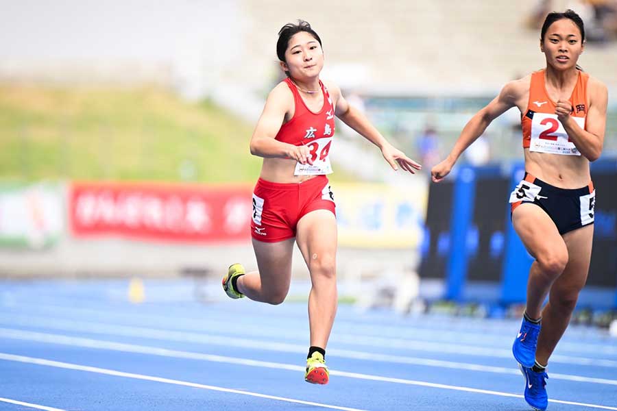 国スポの少年女子B100メートルに出場した三好美羽(中央)【写真:中戸川知世】