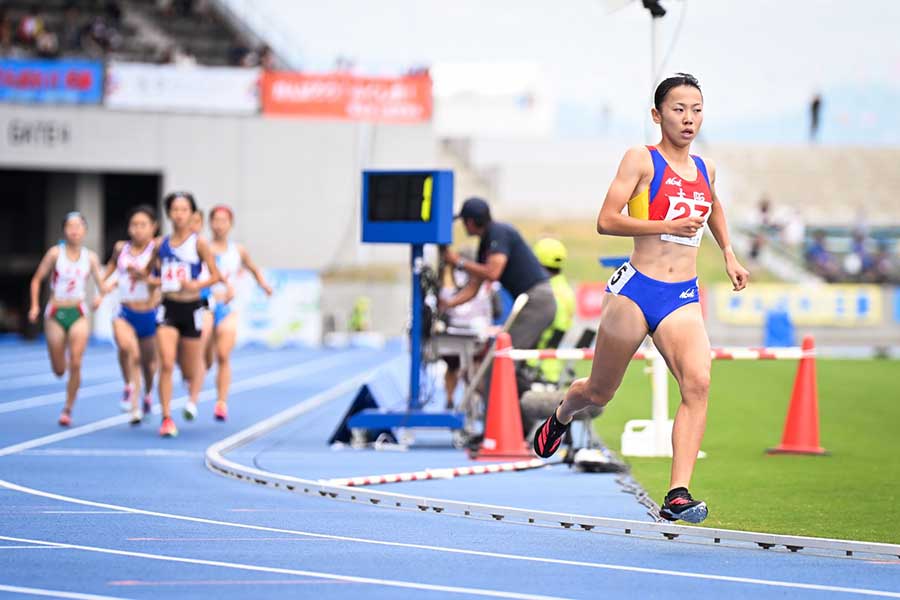 国スポの少年女子A800メートル予選に出場した久保凛（右）【写真：中戸川知世】