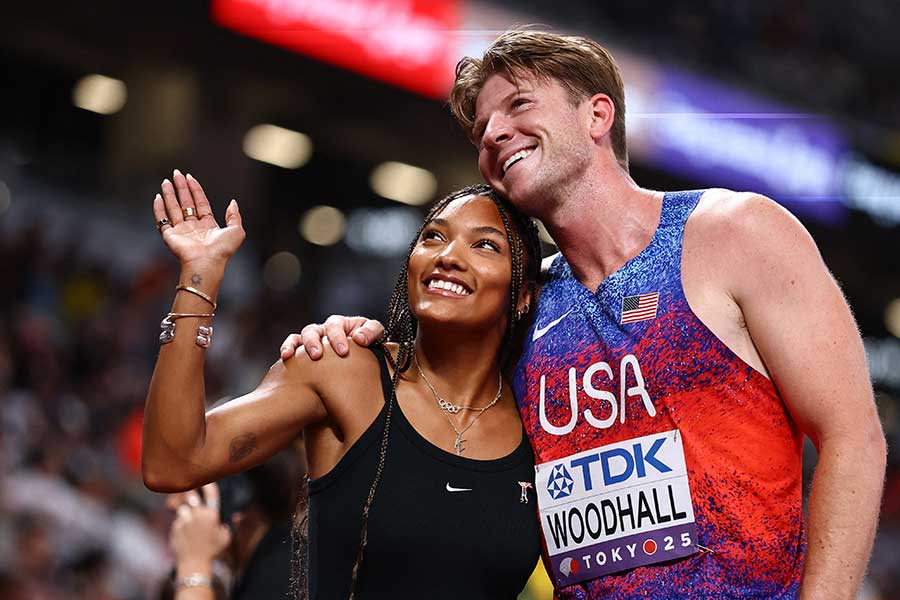 夫のハンター・ウッドホールと肩を組むタラ・デービス＝ウッドホール（左）【写真：ロイター】