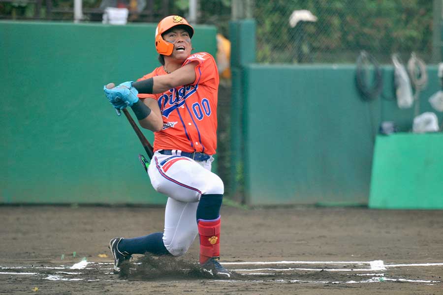 野性的なフルスイングは知念の大きな魅力だ【写真：羽鳥慶太】