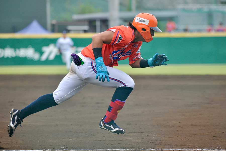 知念は貪欲に先の塁を狙う姿勢も目立つ【写真：羽鳥慶太】