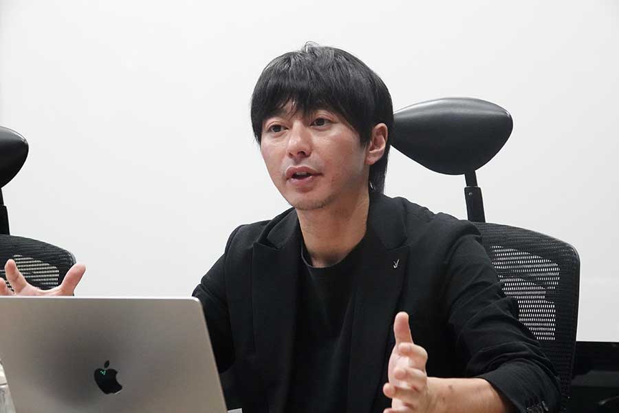 カタールW杯は地上波と配信プラットフォームの役割分担が上手くいったと語る塚本氏【写真：編集部】