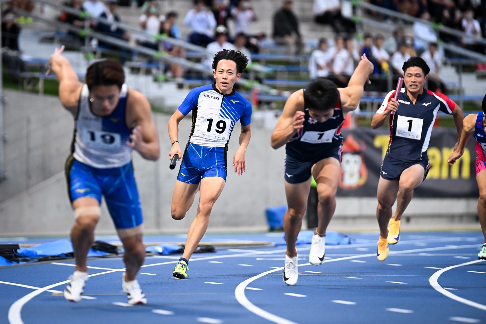 2走へバトンパスする清水空跳（左から2人目）は小池祐貴（同4人目）と先頭争いを繰り広げた【写真：中戸川知世】