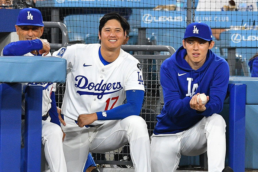 ドジャースの大谷翔平（中央）と佐々木朗希（右）【写真：アフロ】