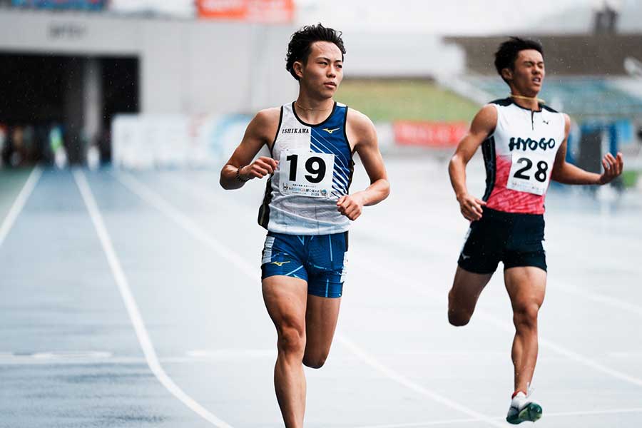 少年男子A100メートルで準決勝進出を決めた清水空跳（手前）【写真：中戸川知世】