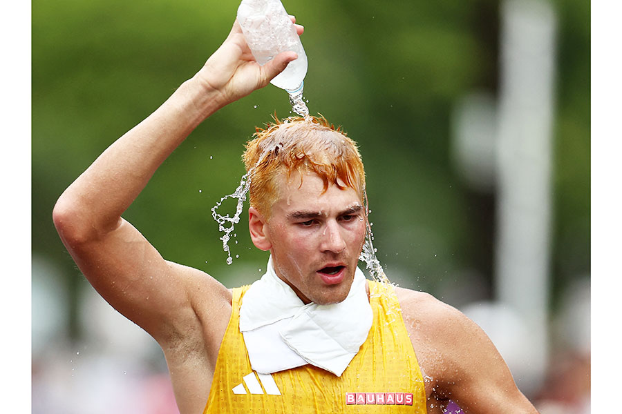 東京世界陸上の35キロ競歩で頭に水をかけるペルセウス・カールストレーム【写真:ロイター】