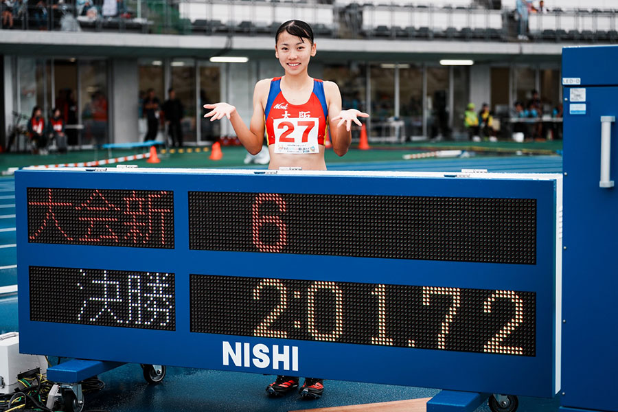 大会新記録で連覇を達成した久保凛【写真：中戸川知世】