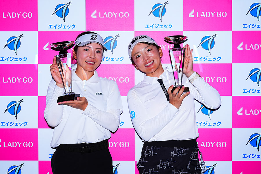 優勝した堀奈津佳プロ（左）、有村智恵プロ【写真：大会事務局提供】