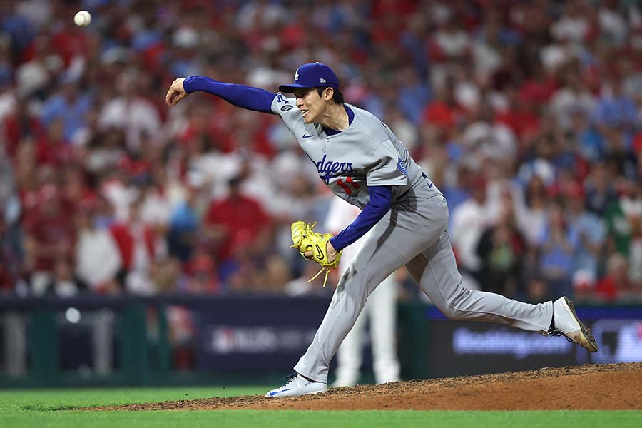 地区シリーズ第1戦でプロ初セーブを挙げたドジャースの佐々木朗希【写真：ロイター】