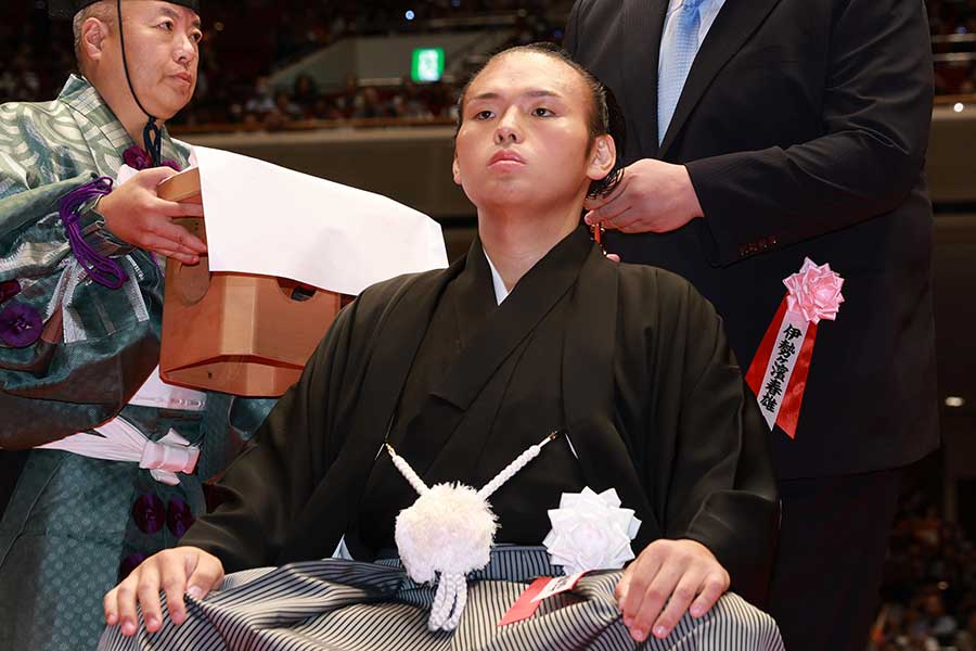 断髪式を行った湊川親方【写真:産経新聞社】