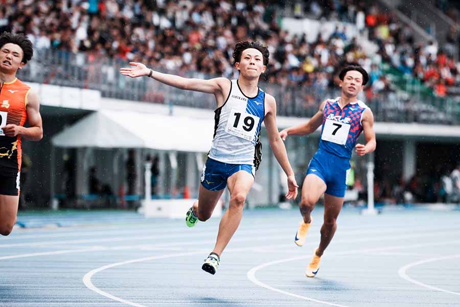 少年男子A100メートルで優勝した清水空跳（中央）【写真：中戸川知世】