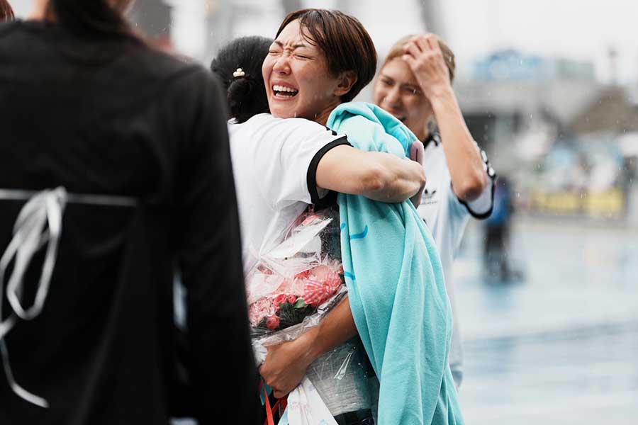 仲間からサプライズを受けた寺田明日香【写真：中戸川知世】