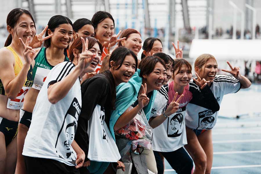 サプライズをした仲間との記念撮影【写真：中戸川知世】