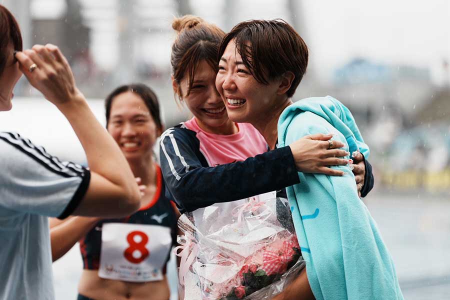 仲間からサプライズを受けた寺田明日香【写真：中戸川知世】